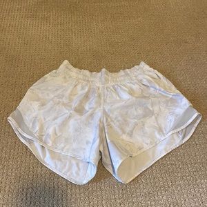 Lululemon white patterned shorts size 4